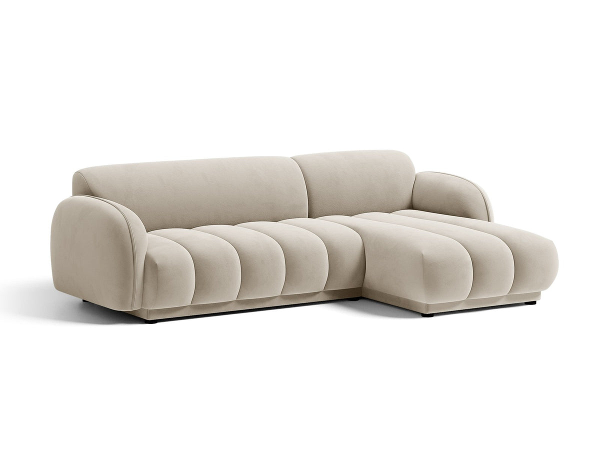 Bilbao Ecksofa rechts in Light Beige-Casino Samt, Massivholzrahmen, schwarze Kunststoffbeine, 3-Sitzer mit Récamiere, urbanes Design.