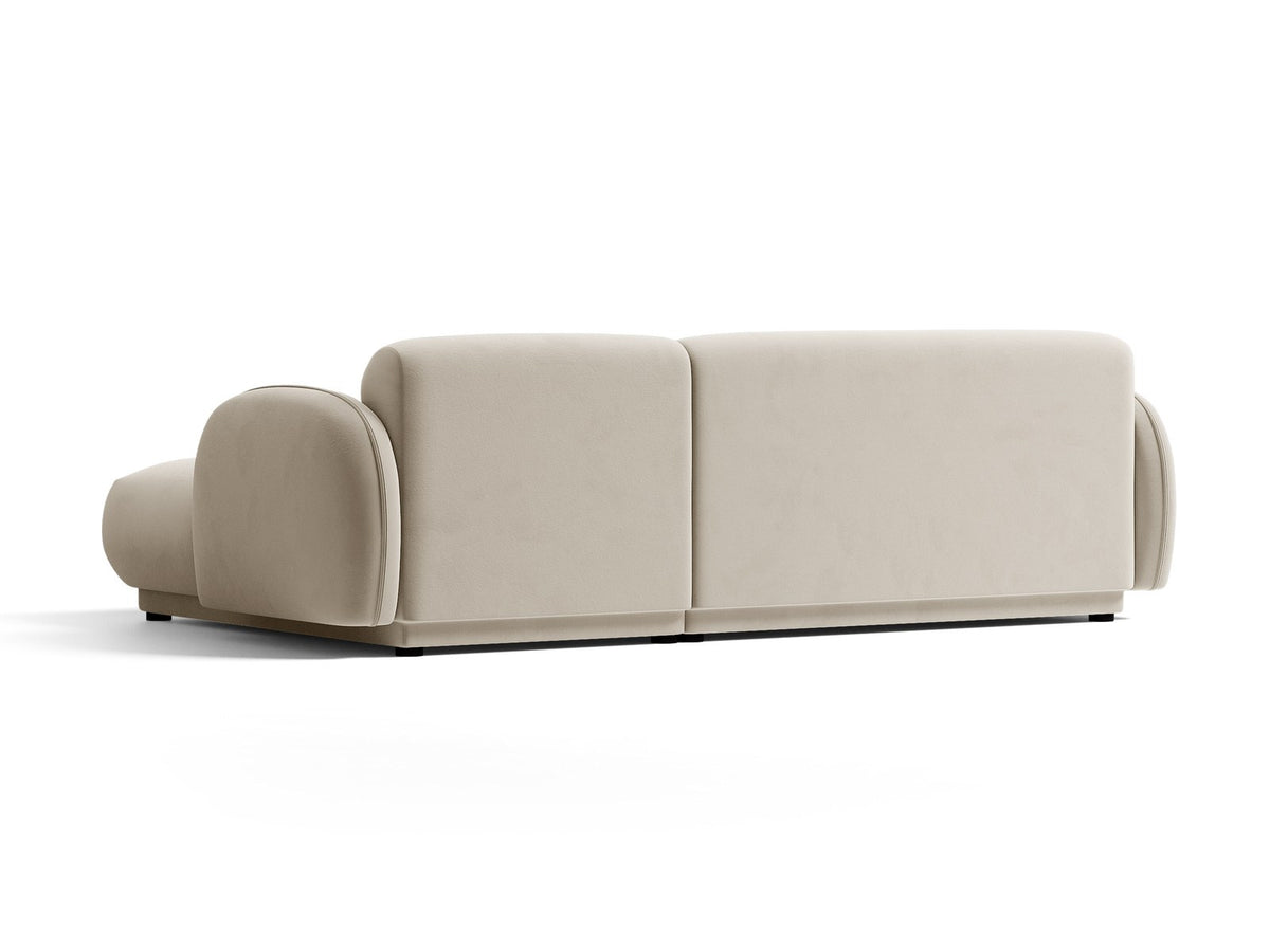Bilbao Ecksofa rechts in Light Beige-Casino Samt, Massivholzrahmen, schwarze Kunststoffbeine, 3-Sitzer mit Récamiere, urbanes Design.