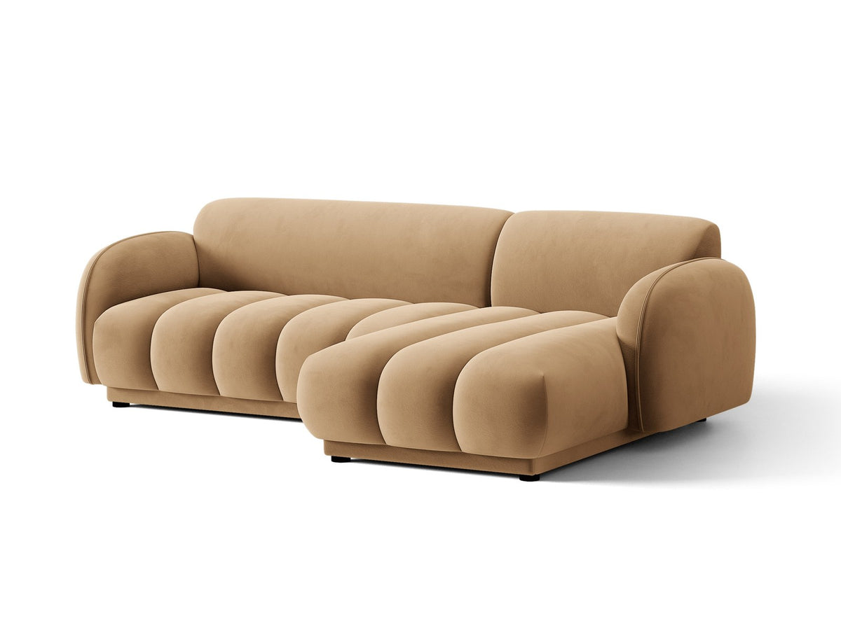Bilbao Ecksofa rechts in Light Beige-Casino Samt, Massivholzrahmen, schwarze Kunststoffbeine, 3-Sitzer mit Récamiere, urbanes Design.