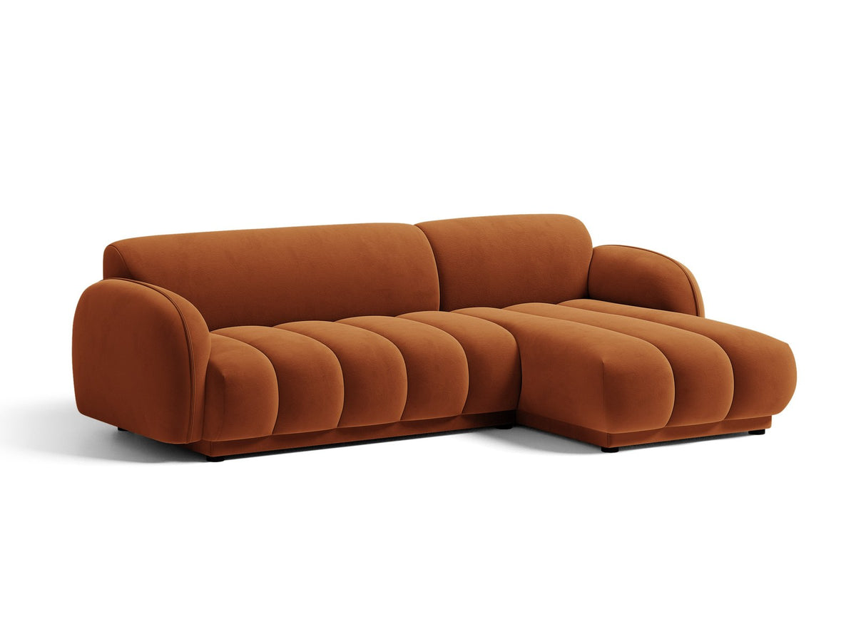 Bilbao Ecksofa rechts in Light Beige-Casino Samt, Massivholzrahmen, schwarze Kunststoffbeine, 3-Sitzer mit Récamiere, urbanes Design.