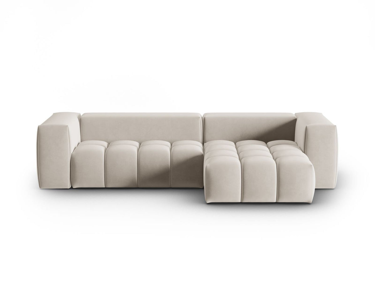 Modulares Ecksofa rechts in Sand-Casino Samt mit Massivholzrahmen, schwarzen Kunststoffbeinen und drei Sitzplätzen, seitliche Ansicht.