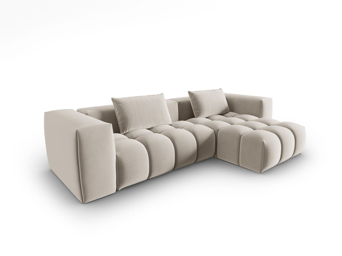 Modulares Ecksofa rechts in Sand-Casino Samt mit Massivholzrahmen, schwarzen Kunststoffbeinen und drei Sitzplätzen, seitliche Ansicht.