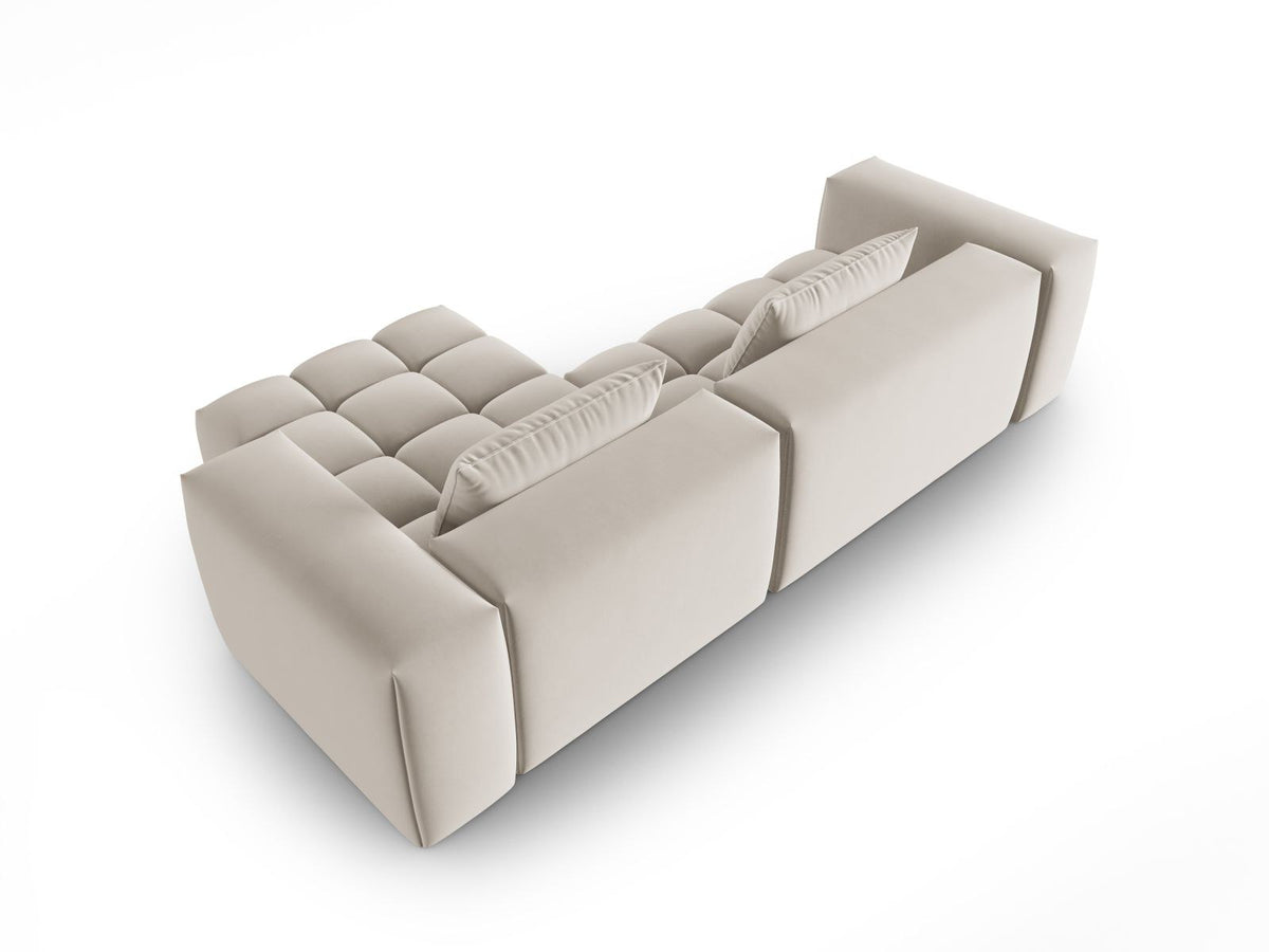 Modulares Ecksofa rechts in Sand-Casino Samt mit Massivholzrahmen, schwarzen Kunststoffbeinen und drei Sitzplätzen, seitliche Ansicht.