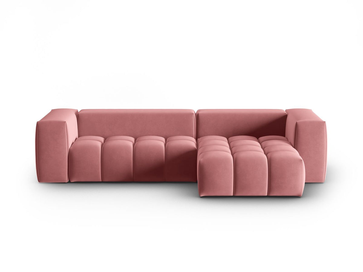 Modulares Ecksofa rechts in Sand-Casino Samt mit Massivholzrahmen, schwarzen Kunststoffbeinen und drei Sitzplätzen, seitliche Ansicht.