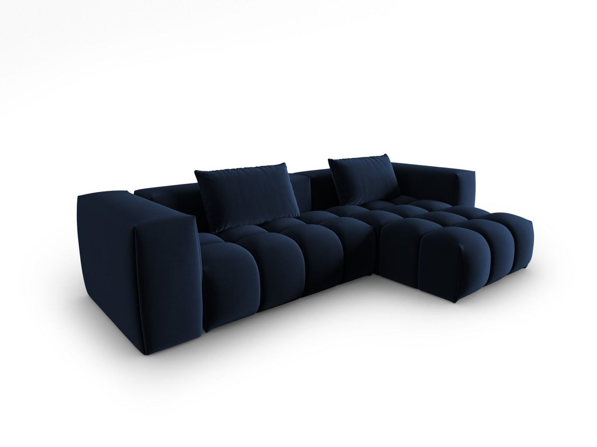 Modulares Ecksofa rechts in Sand-Casino Samt mit Massivholzrahmen, schwarzen Kunststoffbeinen und drei Sitzplätzen, seitliche Ansicht.