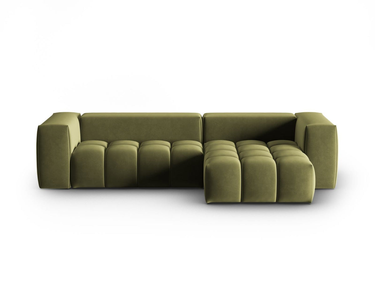 Modulares Ecksofa rechts in Sand-Casino Samt mit Massivholzrahmen, schwarzen Kunststoffbeinen und drei Sitzplätzen, seitliche Ansicht.