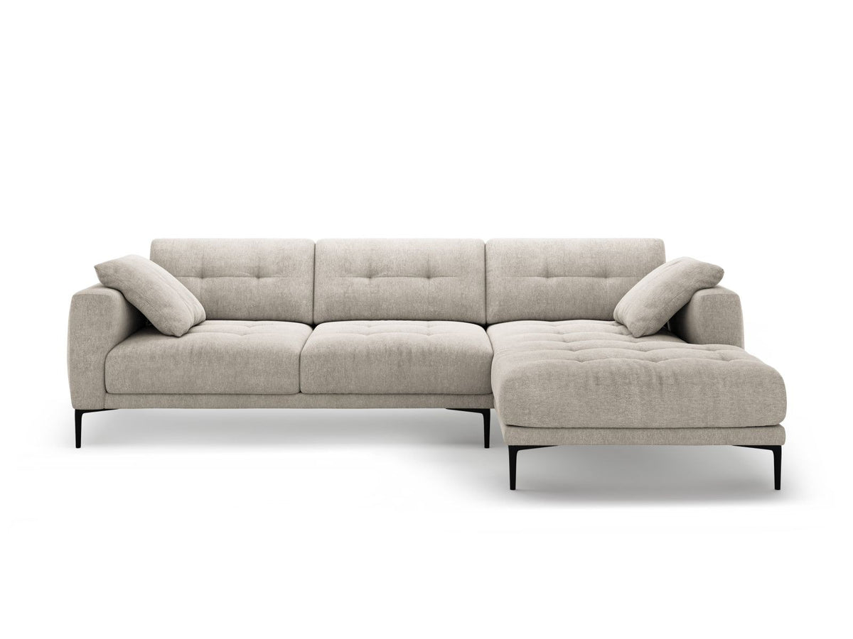 Beiges Ecksofa Lazio mit Sorella-Strukturstoff, schwarzen Metallbeinen und Récamiere, rechtsseitig, Massivholzrahmen sichtbar.