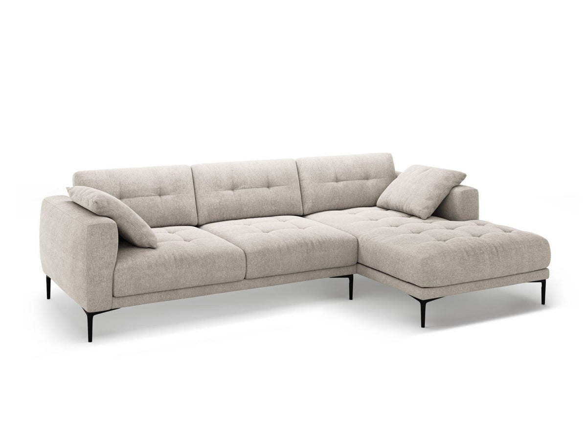 Beiges Ecksofa Lazio mit Sorella-Strukturstoff, schwarzen Metallbeinen und Récamiere, rechtsseitig, Massivholzrahmen sichtbar.