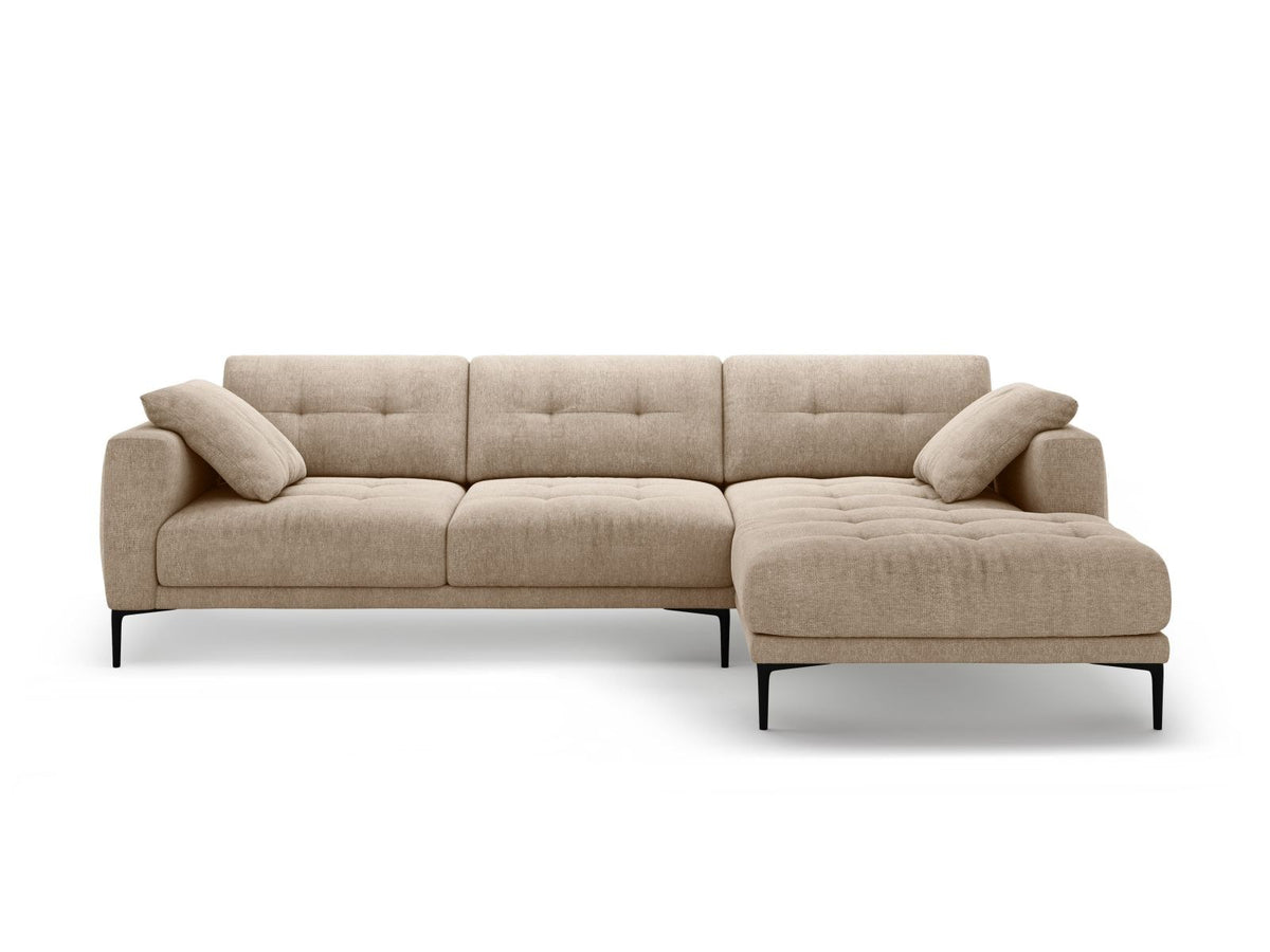 Beiges Ecksofa Lazio mit Sorella-Strukturstoff, schwarzen Metallbeinen und Récamiere, rechtsseitig, Massivholzrahmen sichtbar.