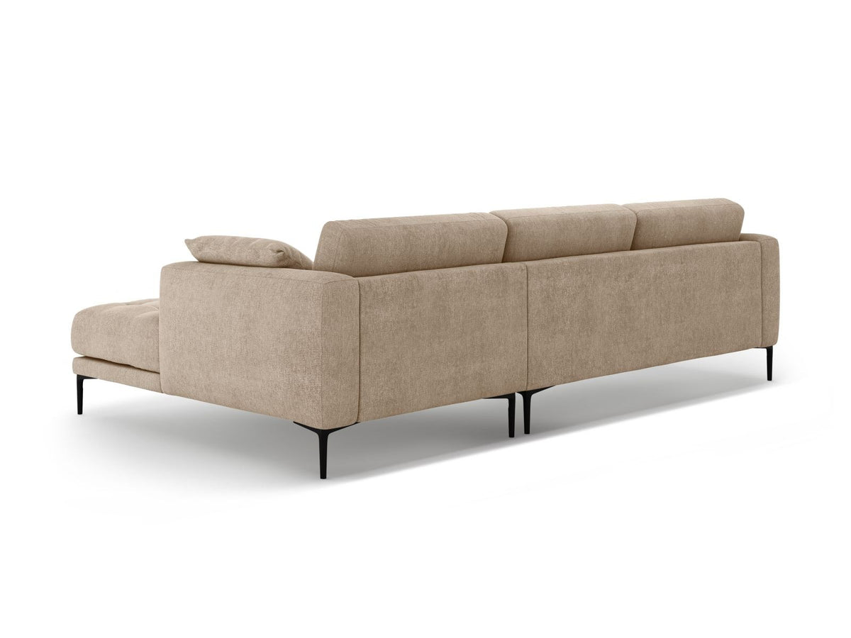 Beiges Ecksofa Lazio mit Sorella-Strukturstoff, schwarzen Metallbeinen und Récamiere, rechtsseitig, Massivholzrahmen sichtbar.