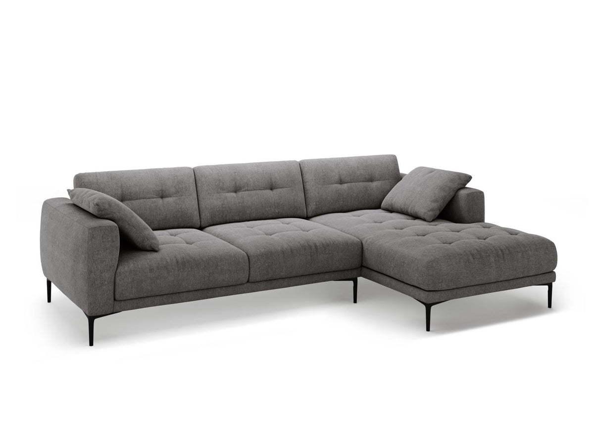 Beiges Ecksofa Lazio mit Sorella-Strukturstoff, schwarzen Metallbeinen und Récamiere, rechtsseitig, Massivholzrahmen sichtbar.