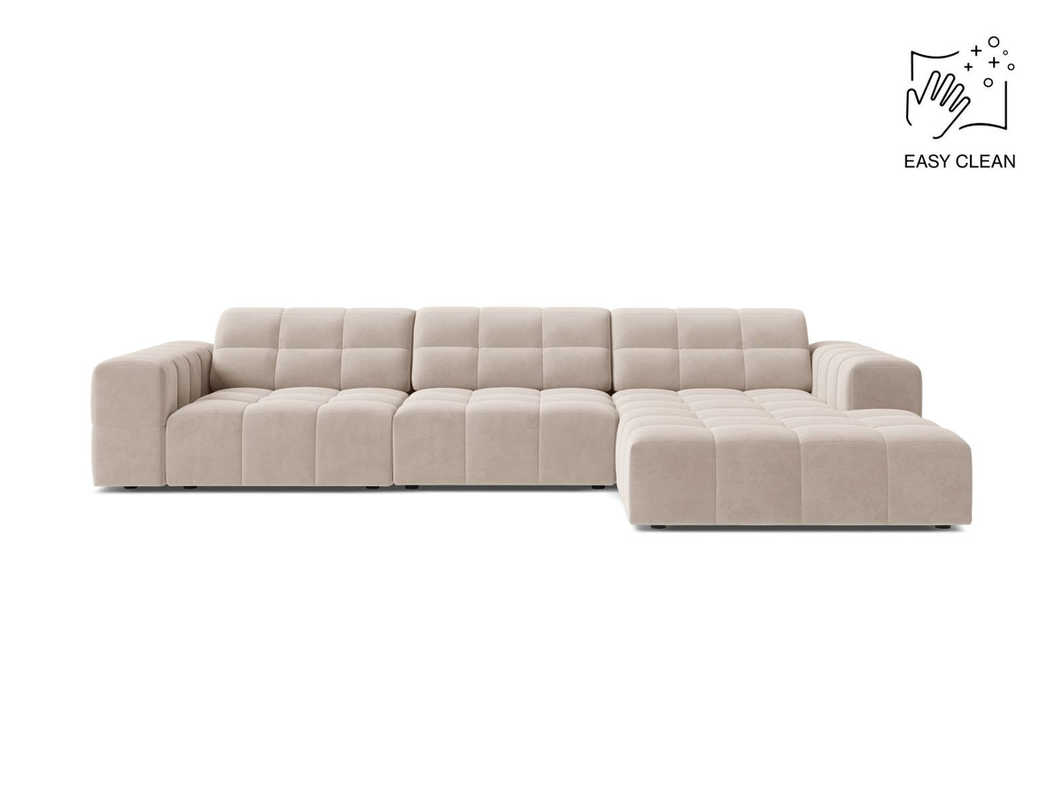 Ecksofa mit Récamiere rechts, Bezug aus Samtstoff in Light Beige, schwarze Kunststoffbeine, massives Holzgestell.