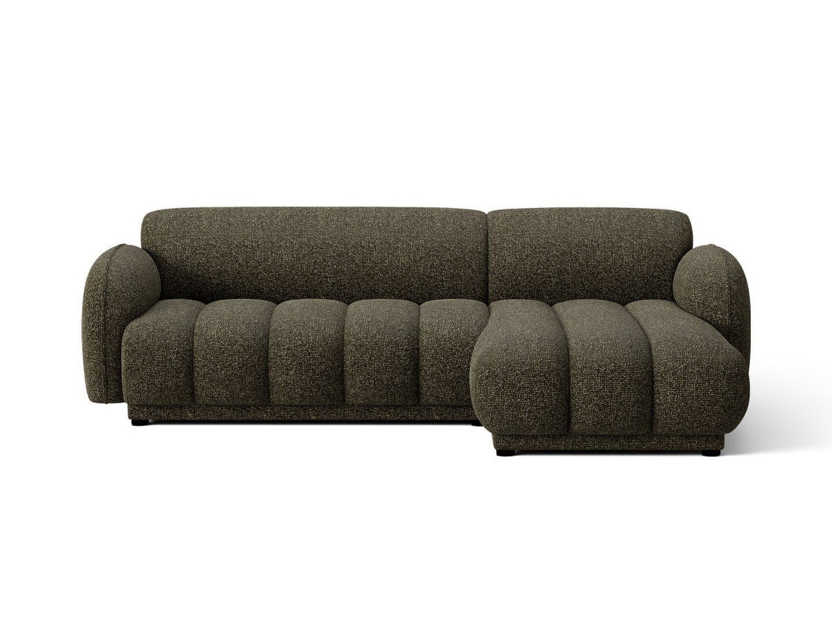 Beiges Ecksofa Bilbao mit Bouclé-Stoff Miles Sand, rechtsseitiger Récamiere, schwarzen Kunststoffbeinen und klarer, moderner Formgebung.