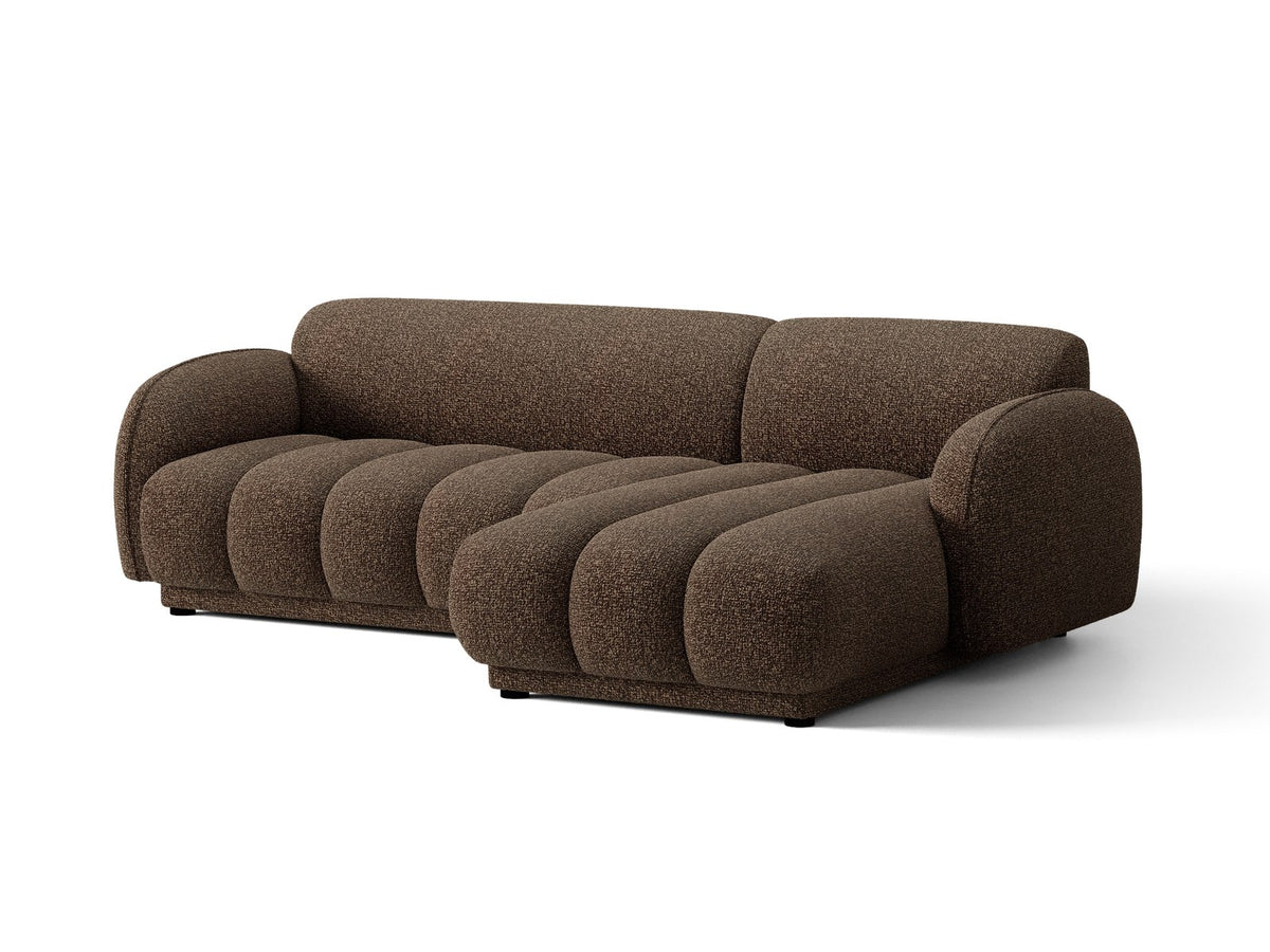 Beiges Ecksofa Bilbao mit Bouclé-Stoff Miles Sand, rechtsseitiger Récamiere, schwarzen Kunststoffbeinen und klarer, moderner Formgebung.