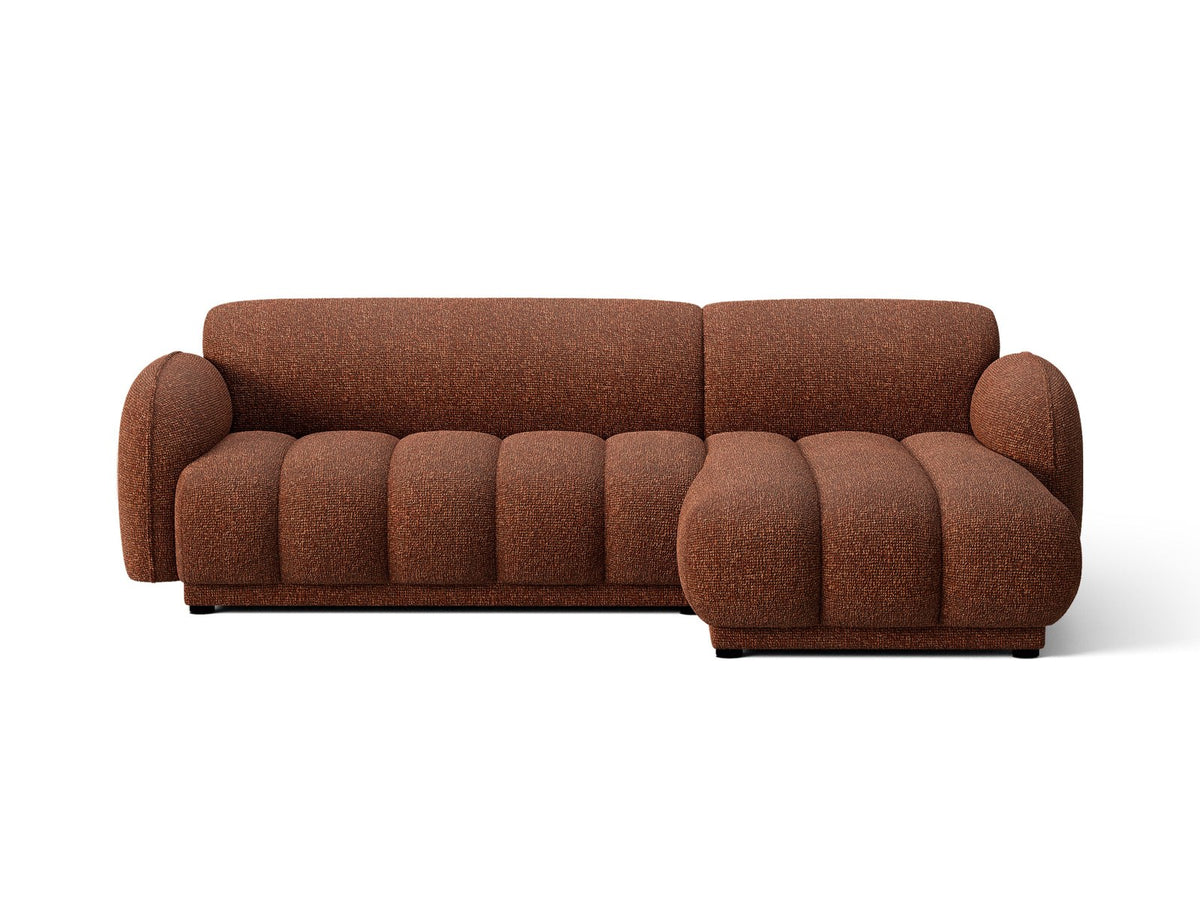 Beiges Ecksofa Bilbao mit Bouclé-Stoff Miles Sand, rechtsseitiger Récamiere, schwarzen Kunststoffbeinen und klarer, moderner Formgebung.