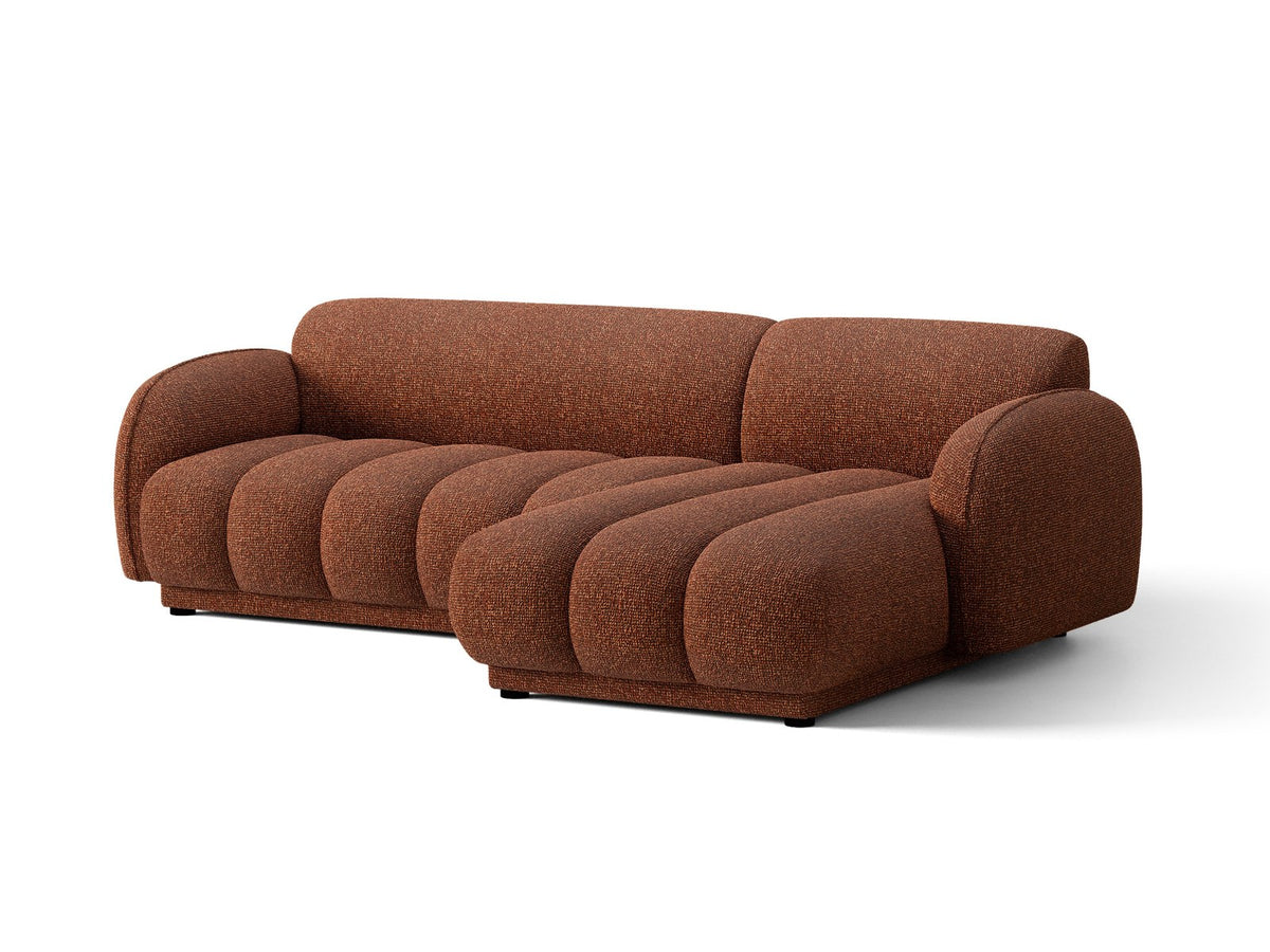 Beiges Ecksofa Bilbao mit Bouclé-Stoff Miles Sand, rechtsseitiger Récamiere, schwarzen Kunststoffbeinen und klarer, moderner Formgebung.