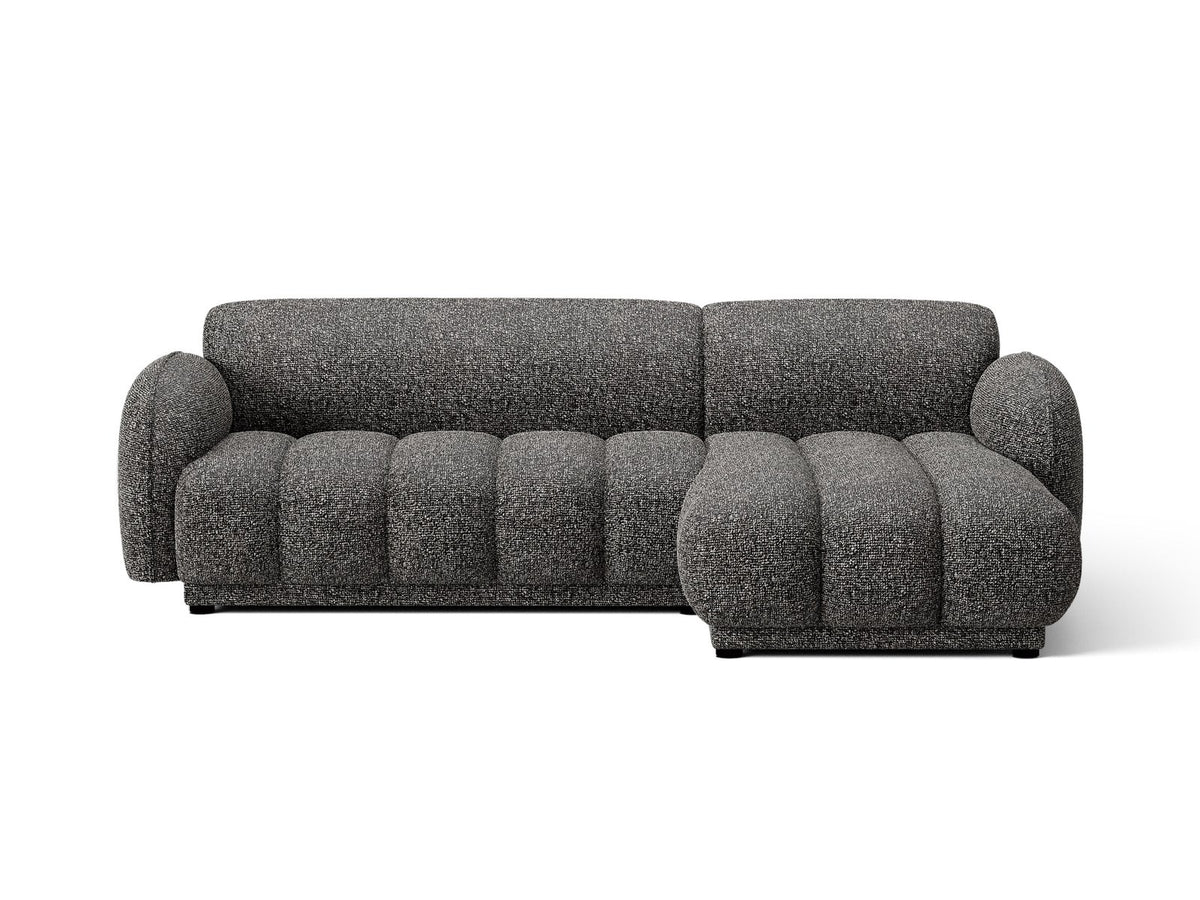 Beiges Ecksofa Bilbao mit Bouclé-Stoff Miles Sand, rechtsseitiger Récamiere, schwarzen Kunststoffbeinen und klarer, moderner Formgebung.