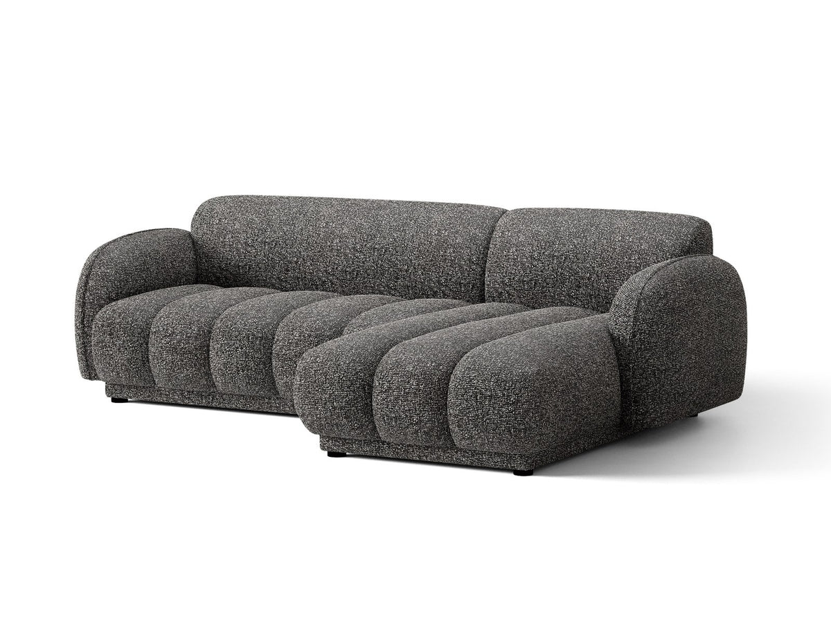 Beiges Ecksofa Bilbao mit Bouclé-Stoff Miles Sand, rechtsseitiger Récamiere, schwarzen Kunststoffbeinen und klarer, moderner Formgebung.