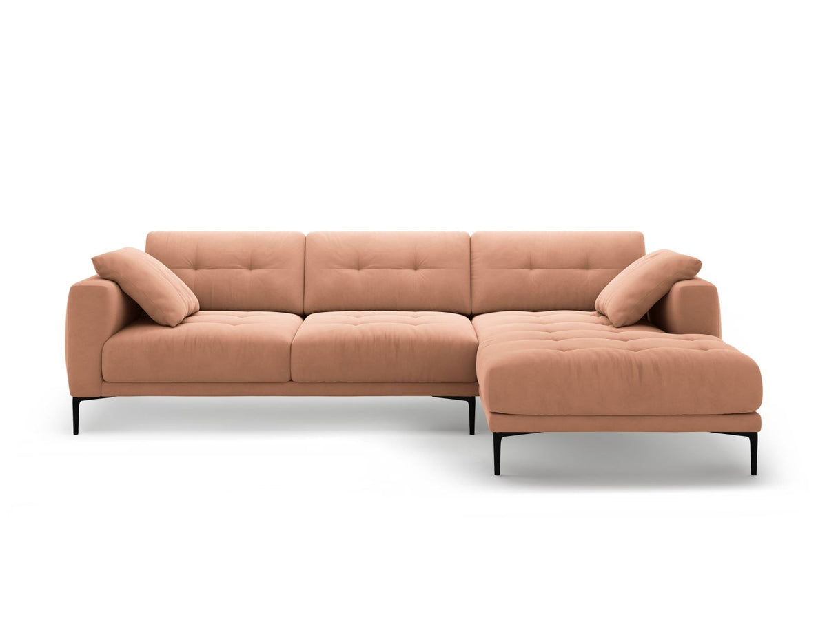 Lazio Samtsofa Rechts 3-Sitzer in Beige-Salvador mit schwarzen Metallbeinen, Samtstoff und Récamiere, Frontalansicht des Möbelstücks.
