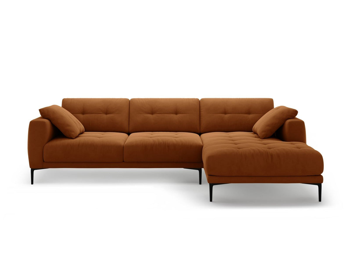 Lazio Samtsofa Rechts 3-Sitzer in Beige-Salvador mit schwarzen Metallbeinen, Samtstoff und Récamiere, Frontalansicht des Möbelstücks.