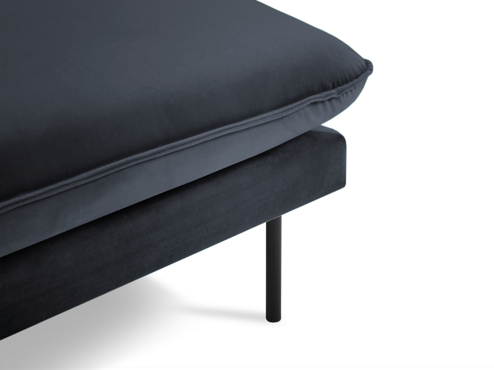 Stilvolles Vienna Velour Ecksofa rechts 5 Sitzer 170cm von Cosmopolitan Design. Luxuriöses Velour, großzügige Sitzfläche und vielseitige Farboptionen für Ihr Wohnzimmer.