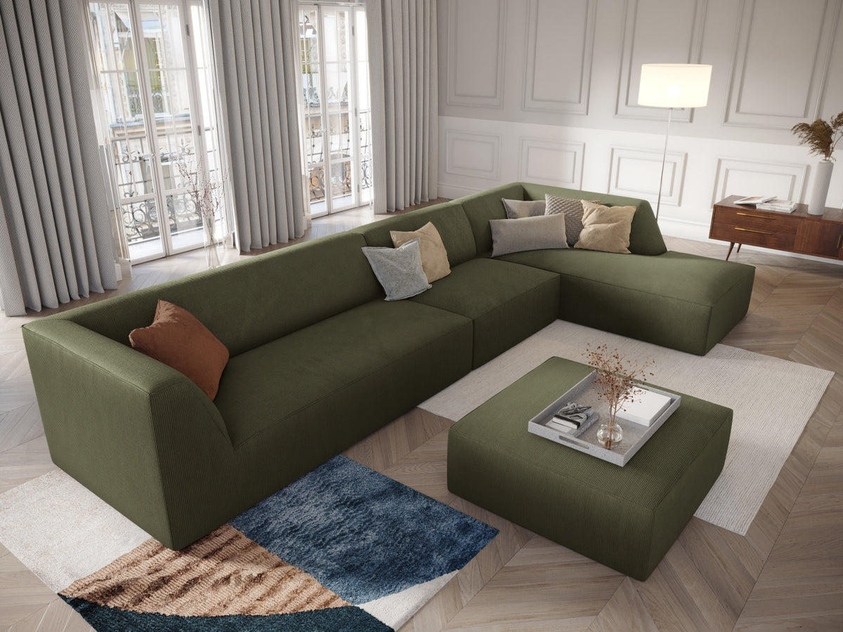 Modulares Ecksofa Siena in Light Beige-Scala mit Cordstoff-Bezug, schwarzen Kunststoffbeinen und Récamiere, 5-Sitzer Ausführung von Cosmopolitan Design.