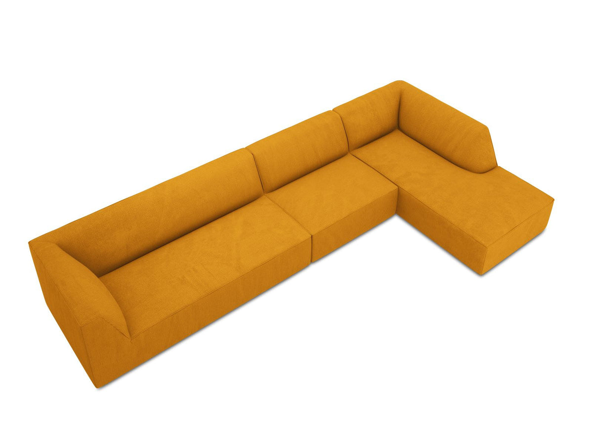 Modulares Ecksofa Siena in Light Beige-Scala mit Cordstoff-Bezug, schwarzen Kunststoffbeinen und Récamiere, 5-Sitzer Ausführung von Cosmopolitan Design.