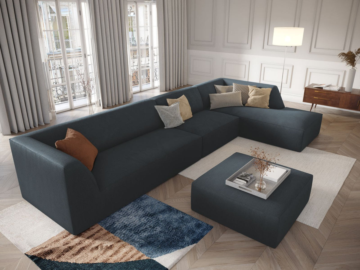 Modulares Ecksofa Siena in Light Beige-Scala mit Cordstoff-Bezug, schwarzen Kunststoffbeinen und Récamiere, 5-Sitzer Ausführung von Cosmopolitan Design.
