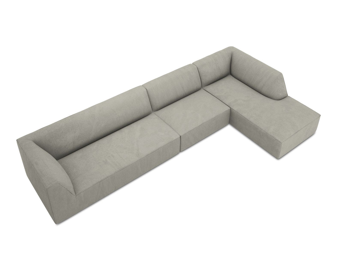 Modulares Ecksofa Siena in Light Beige-Scala mit Cordstoff-Bezug, schwarzen Kunststoffbeinen und Récamiere, 5-Sitzer Ausführung von Cosmopolitan Design.