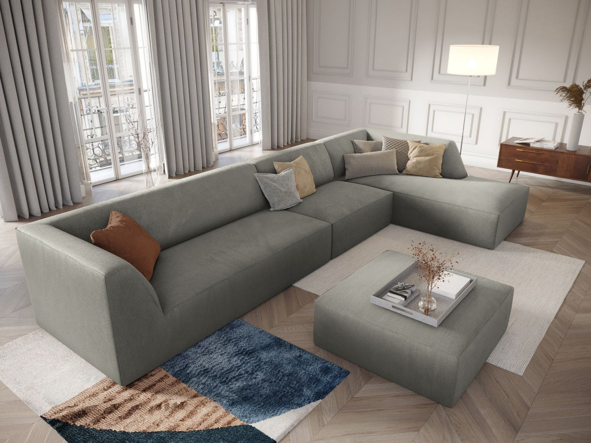 Modulares Ecksofa Siena in Light Beige-Scala mit Cordstoff-Bezug, schwarzen Kunststoffbeinen und Récamiere, 5-Sitzer Ausführung von Cosmopolitan Design.