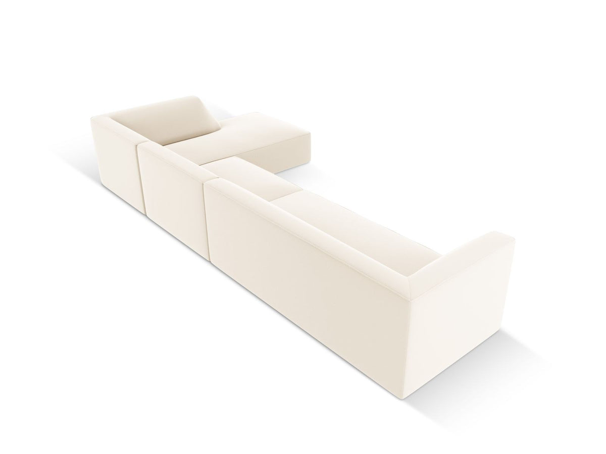 Modulares Ecksofa Siena mit Kunstlederbezug in Light Beige, rechte Ausrichtung, 5-Sitzer Form mit Récamiere und Kunststoffbeinen.