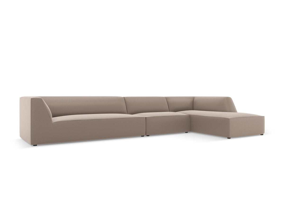 Modulares Ecksofa Siena mit Kunstlederbezug in Light Beige, rechte Ausrichtung, 5-Sitzer Form mit Récamiere und Kunststoffbeinen.