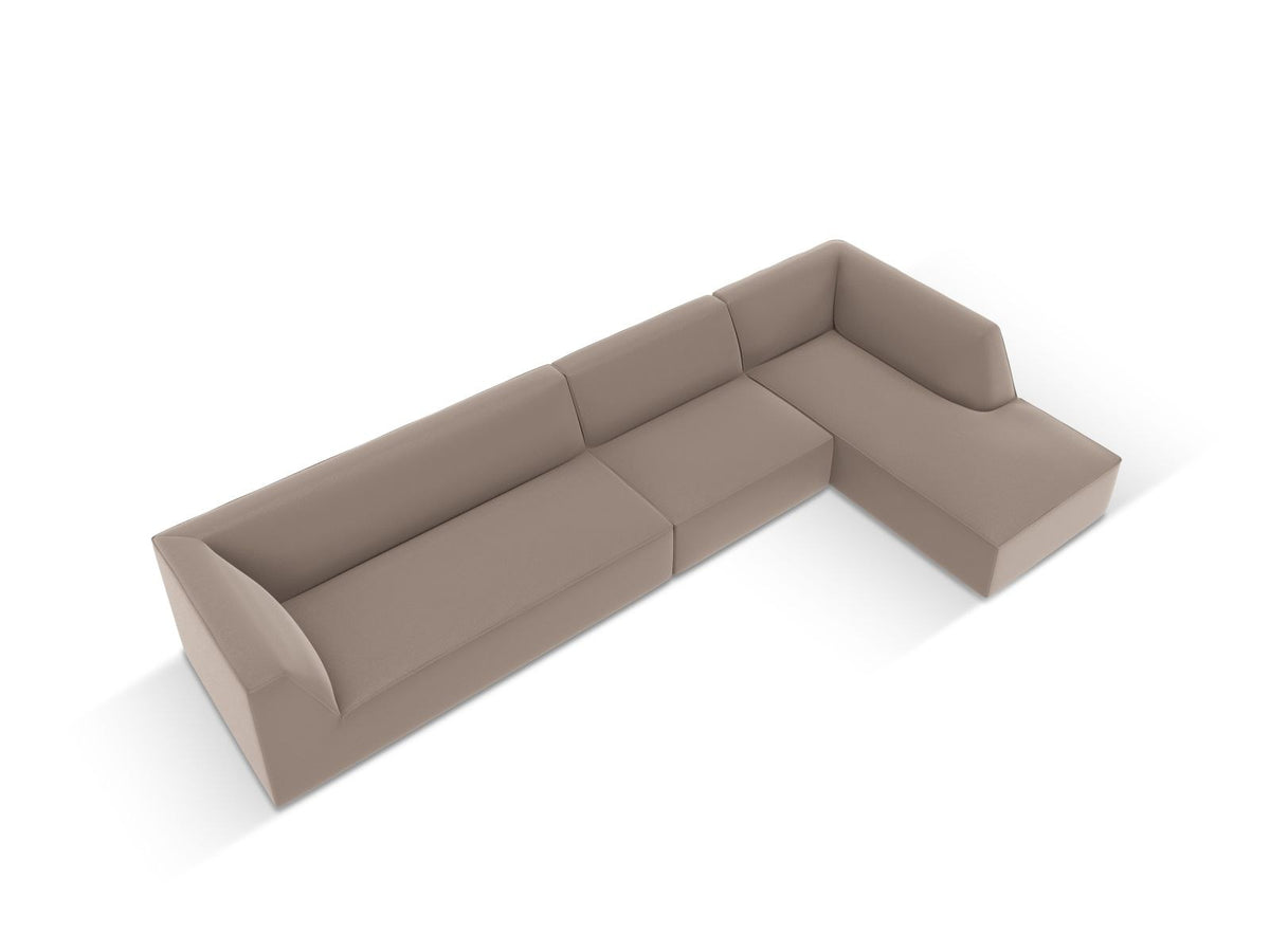 Modulares Ecksofa Siena mit Kunstlederbezug in Light Beige, rechte Ausrichtung, 5-Sitzer Form mit Récamiere und Kunststoffbeinen.