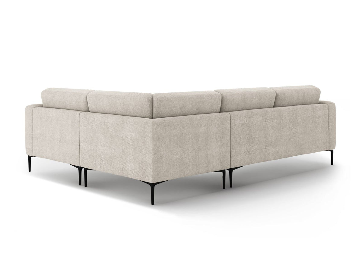 Ecksofa Lazio rechts mit Sorella-Stoff in Dunkelblau, Massivholzrahmen, schwarzen Metallbeinen und Récamiere in 4-Sitzer-Ausführung.