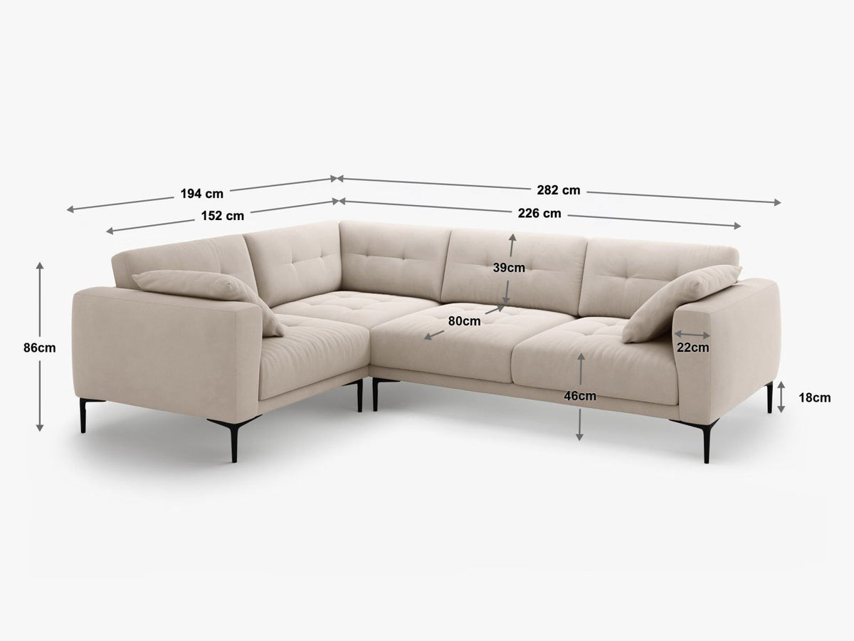 Ecksofa Lazio rechts mit Sorella-Stoff in Dunkelblau, Massivholzrahmen, schwarzen Metallbeinen und Récamiere in 4-Sitzer-Ausführung.