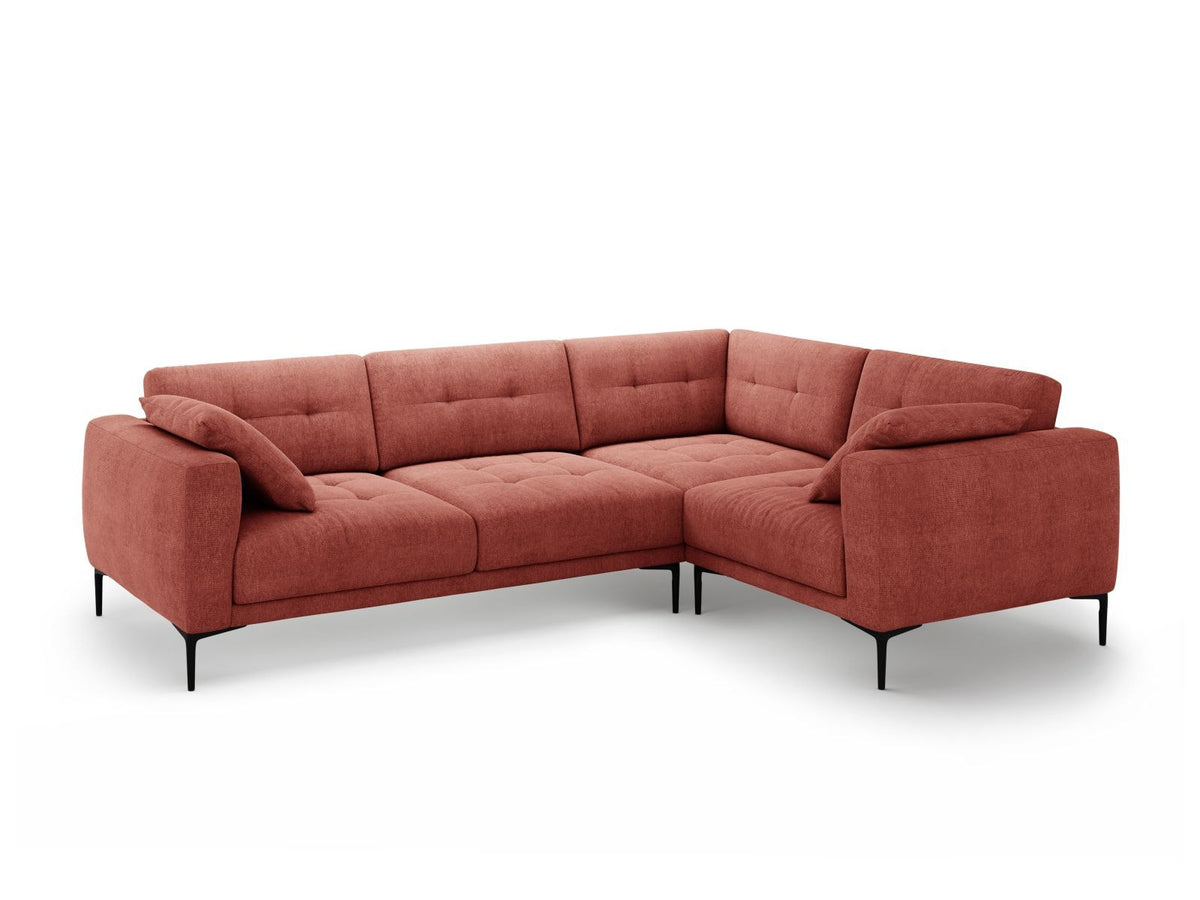 Ecksofa Lazio rechts mit Sorella-Stoff in Dunkelblau, Massivholzrahmen, schwarzen Metallbeinen und Récamiere in 4-Sitzer-Ausführung.