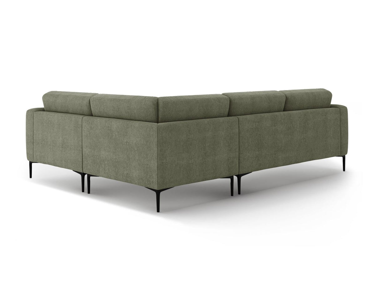 Ecksofa Lazio rechts mit Sorella-Stoff in Dunkelblau, Massivholzrahmen, schwarzen Metallbeinen und Récamiere in 4-Sitzer-Ausführung.