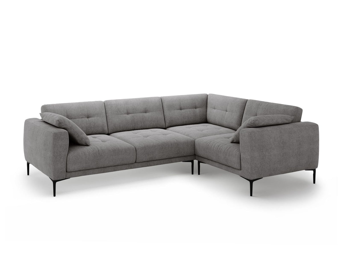 Ecksofa Lazio rechts mit Sorella-Stoff in Dunkelblau, Massivholzrahmen, schwarzen Metallbeinen und Récamiere in 4-Sitzer-Ausführung.