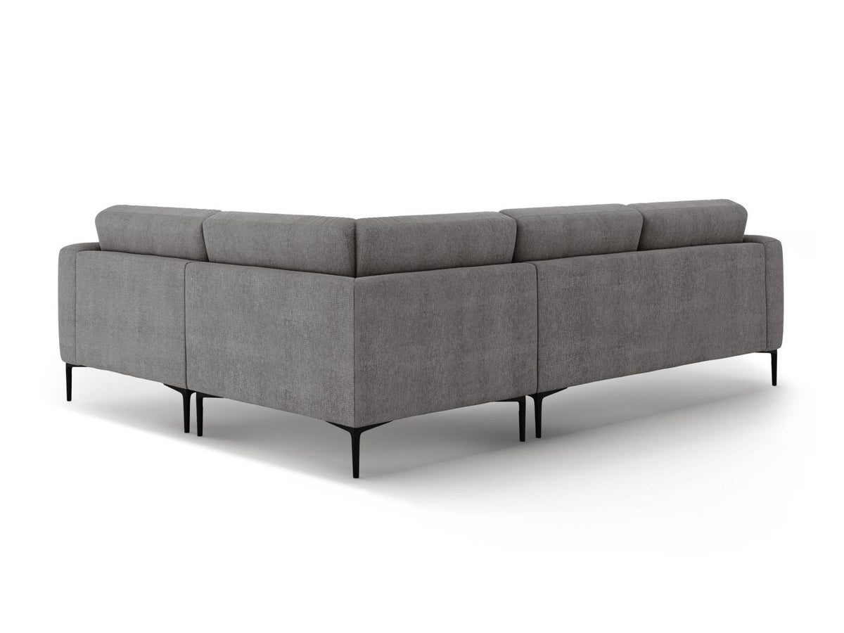 Ecksofa Lazio rechts mit Sorella-Stoff in Dunkelblau, Massivholzrahmen, schwarzen Metallbeinen und Récamiere in 4-Sitzer-Ausführung.