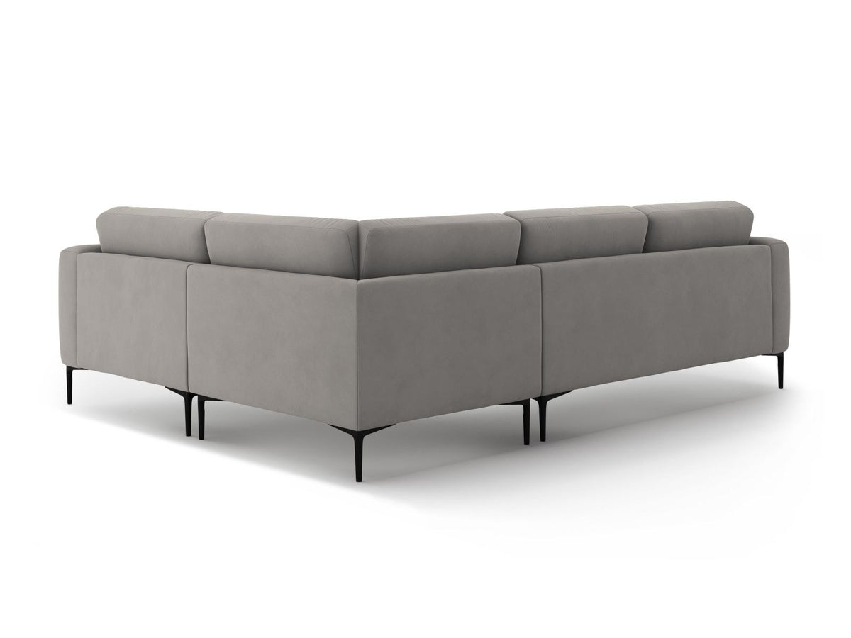 Beiges Samtsofa Lazio mit Récamiere rechts, schwarzen Metallbeinen und Massivholzrahmen, 4-Sitzer, 194 cm tief, von Cosmopolitan Design.