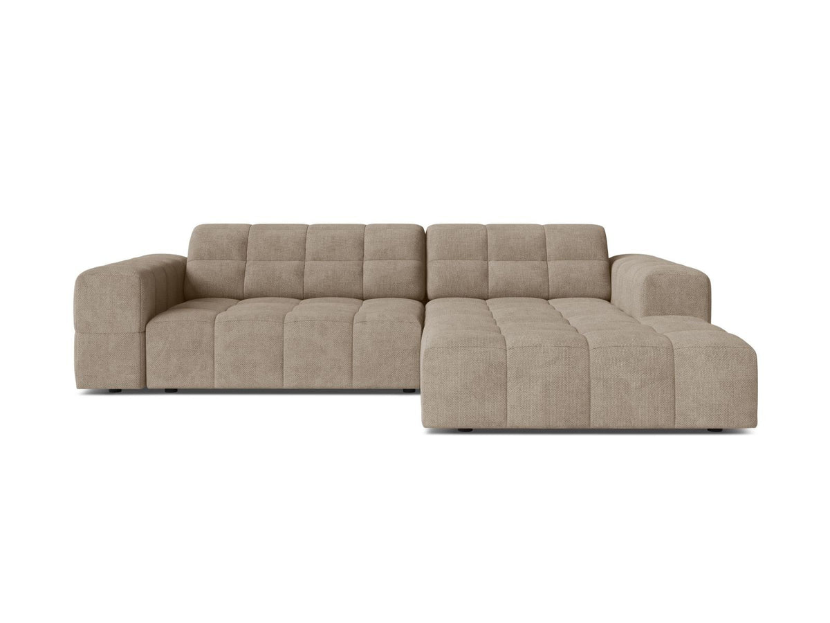 Ecksofa Chicago mit hellbeigem Chenillestoff Eden, schwarzen Kunststoffbeinen und breiter Récamiere, rechtsseitig ausgerichtet, 3-Sitzer.