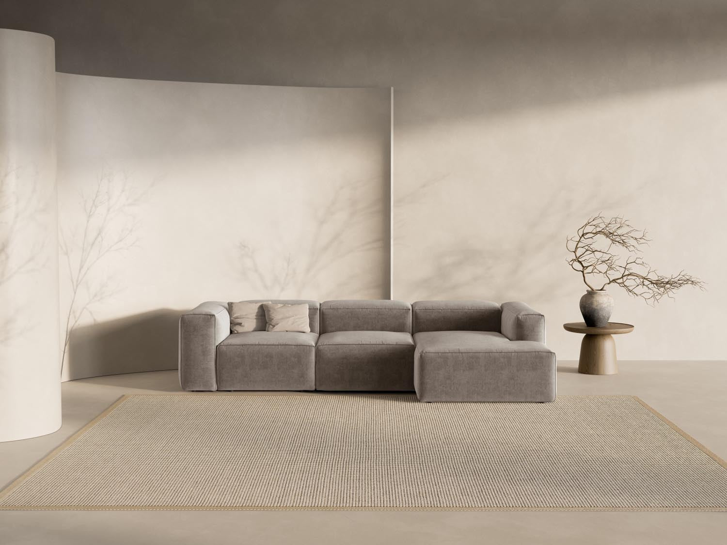 Entdecken Sie das Bergamo Modular Ecksofa rechts von Cosmopolitan Design – ein elegantes 3-Sitzer Sofa, das modernen Stil und höchsten Komfort bietet.