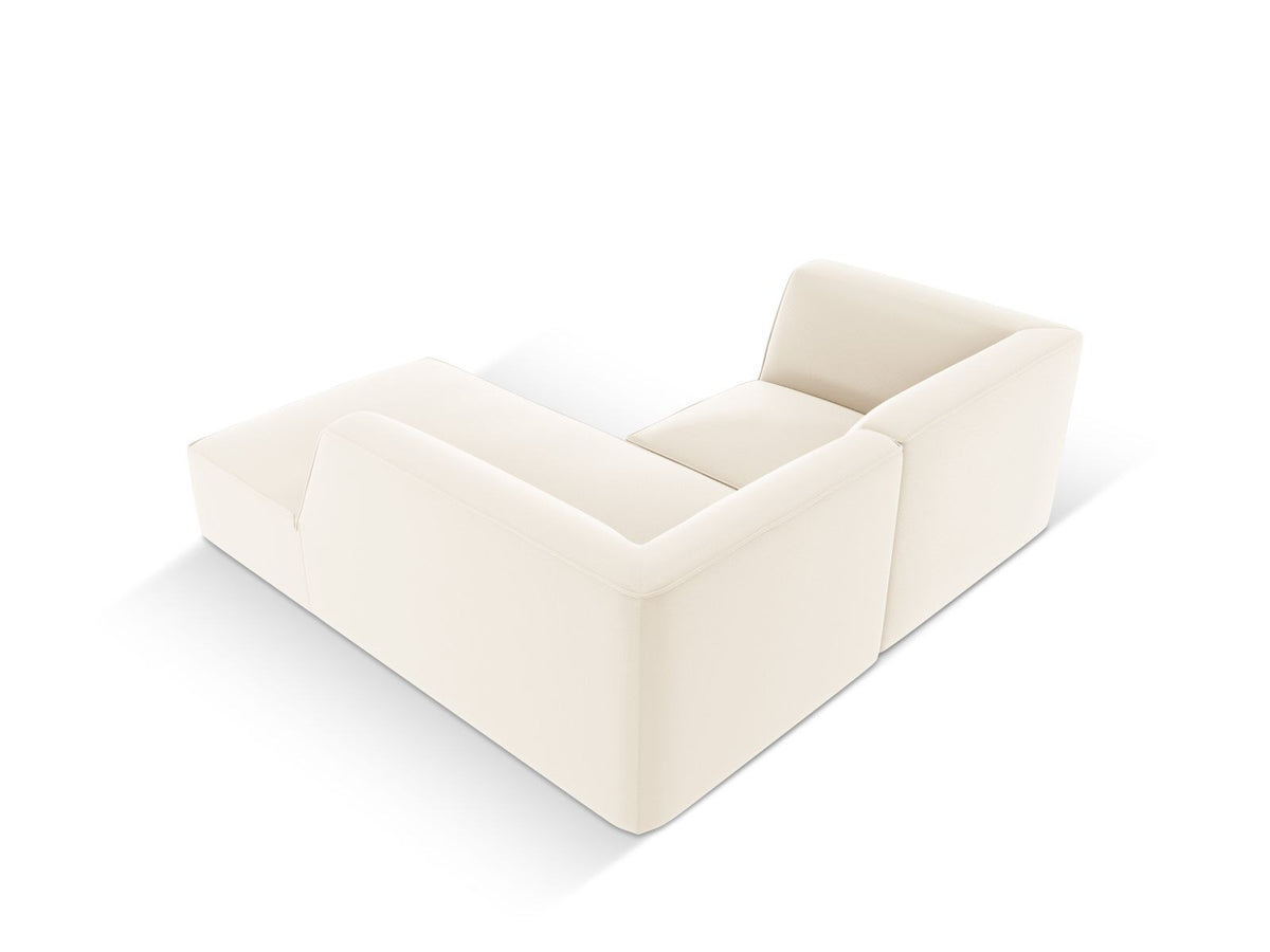 Modulares Ecksofa rechts mit Kunstlederbezug in Light Brown, Sitzfläche und Récamiere sichtbar, schwarze Kunststoffbeine, urbanes Design.