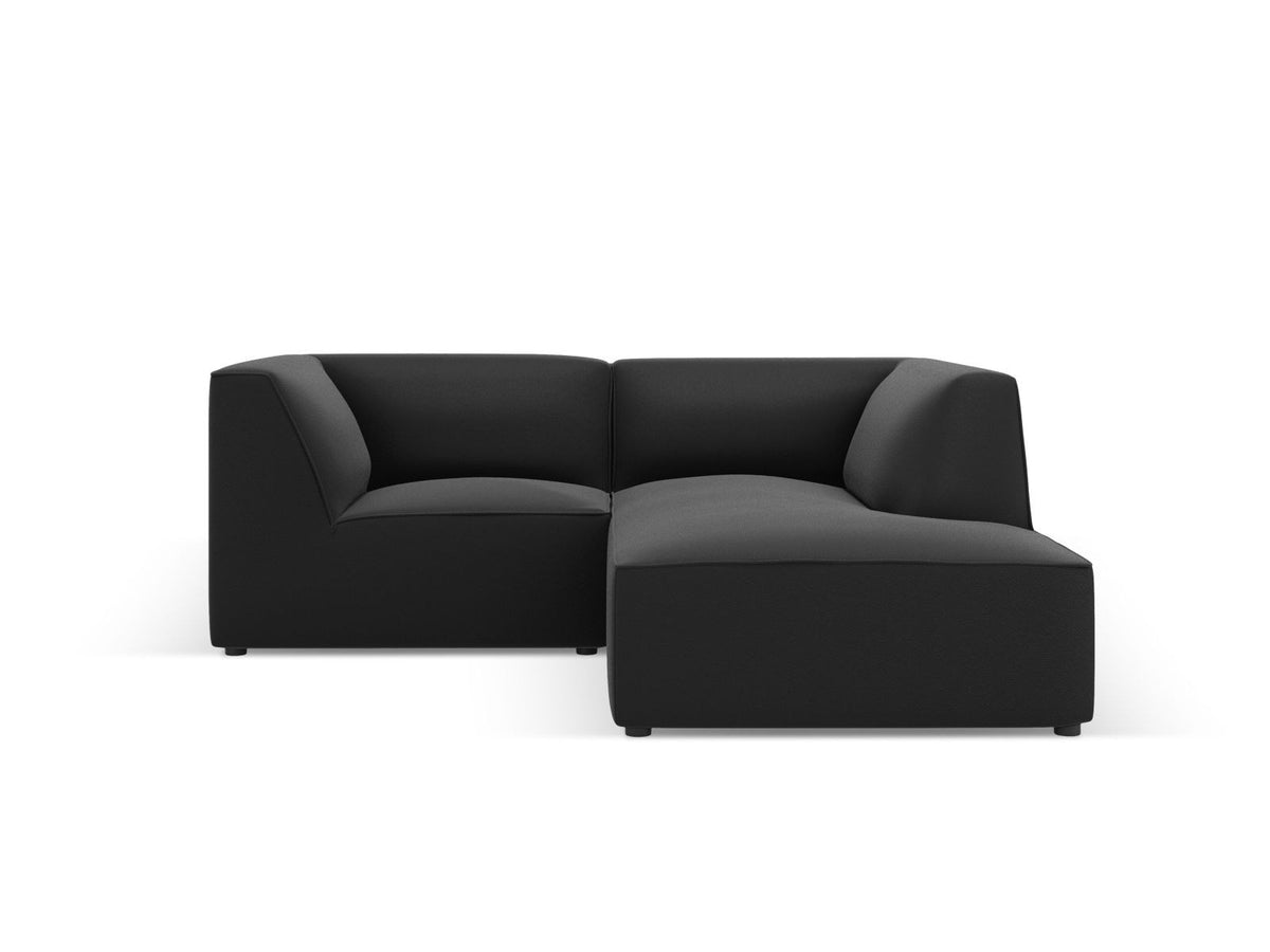 Modulares Ecksofa rechts mit Kunstlederbezug in Light Brown, Sitzfläche und Récamiere sichtbar, schwarze Kunststoffbeine, urbanes Design.