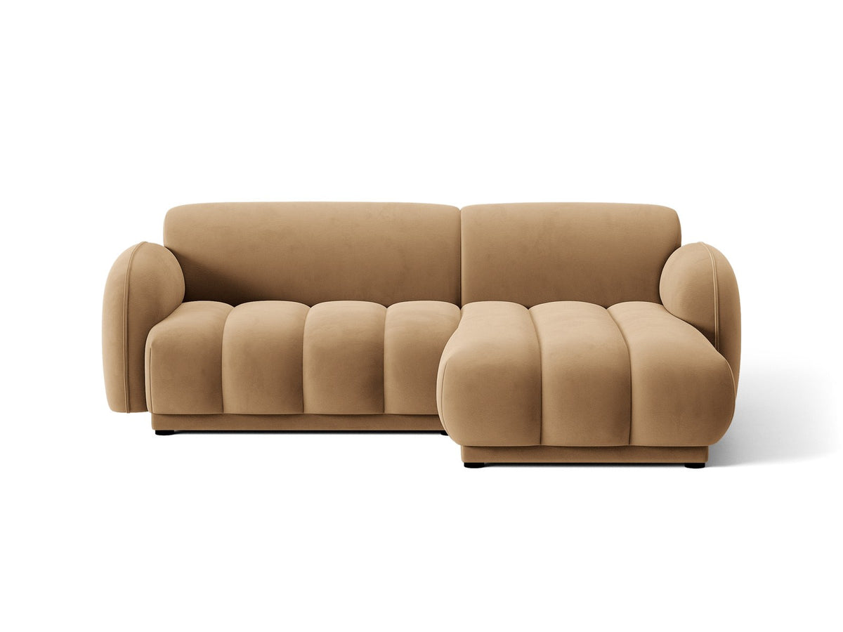 Bilbao Ecksofa rechts in Light Beige-Casino Samt, Massivholzrahmen, schwarze Kunststoffbeine, 3-Sitzer mit Récamiere, urbanes Design.