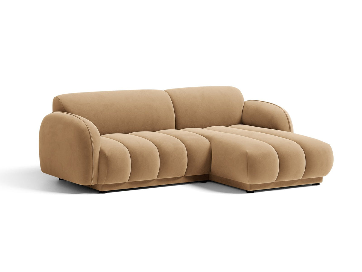 Bilbao Ecksofa rechts in Light Beige-Casino Samt, Massivholzrahmen, schwarze Kunststoffbeine, 3-Sitzer mit Récamiere, urbanes Design.