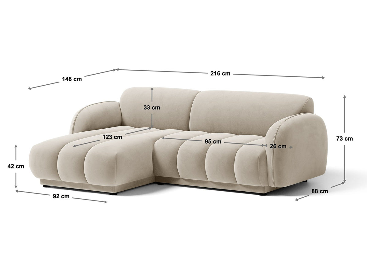 Bilbao Ecksofa rechts in Light Beige-Casino Samt, Massivholzrahmen, schwarze Kunststoffbeine, 3-Sitzer mit Récamiere, urbanes Design.