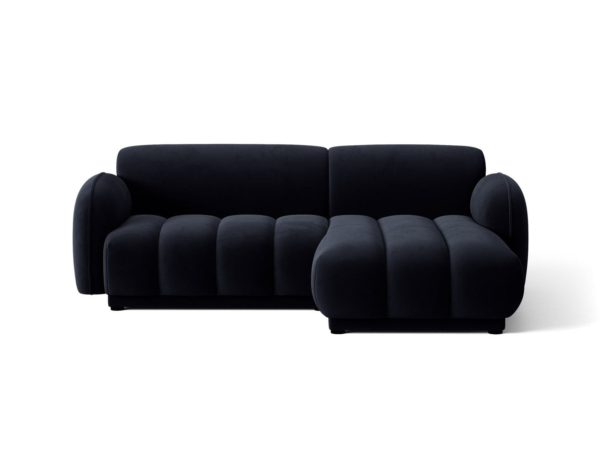 Bilbao Ecksofa rechts in Light Beige-Casino Samt, Massivholzrahmen, schwarze Kunststoffbeine, 3-Sitzer mit Récamiere, urbanes Design.