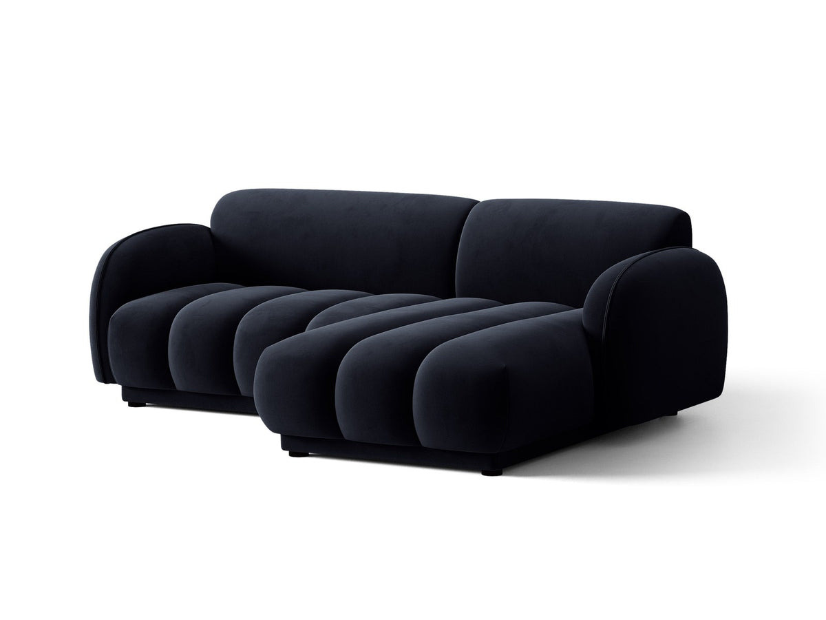 Bilbao Ecksofa rechts in Light Beige-Casino Samt, Massivholzrahmen, schwarze Kunststoffbeine, 3-Sitzer mit Récamiere, urbanes Design.