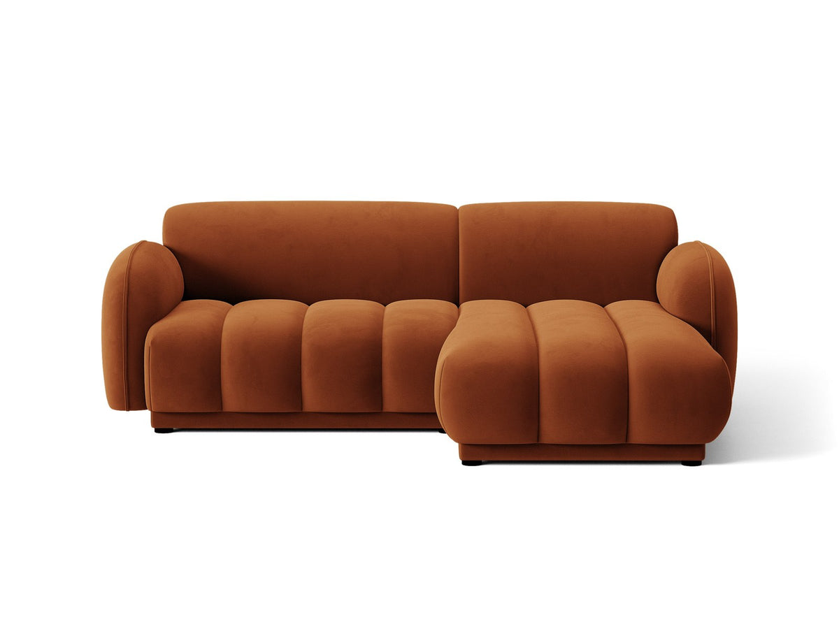 Bilbao Ecksofa rechts in Light Beige-Casino Samt, Massivholzrahmen, schwarze Kunststoffbeine, 3-Sitzer mit Récamiere, urbanes Design.